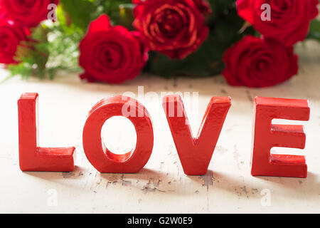 Hintergrund für den Valentinstag mit Rosen und das Wort Liebe Stockfoto