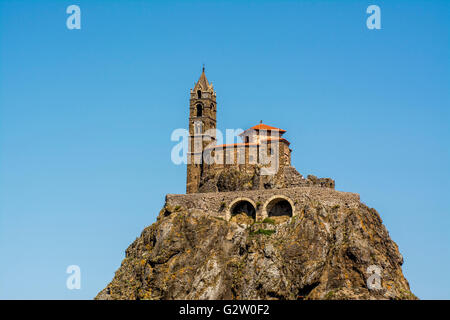 Le Puy en Velay, Kirche Saint Michel d'Aiguilhe auf einem vulkanischen Gipfel, Haute Loire , Auvergne Rhone Alpes, Frankreich Stockfoto