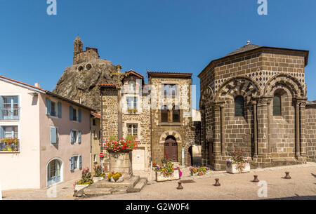 Kapelle St. Clair und Kirche Saint-Michel d ' Aiguilhe, Le Puy-En-Velay, Auvergne, Frankreich, Europa Stockfoto