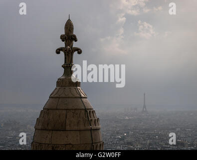 Die Aussicht vom Sacre Coeur in Montmartre, Paris an einem stürmischen Tag Stockfoto