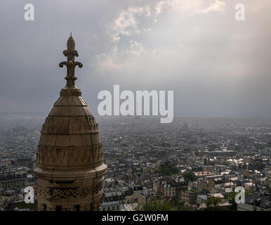 Die Aussicht vom Sacre Coeur in Montmartre, Paris an einem stürmischen Tag Stockfoto