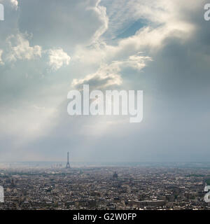 Die Aussicht vom Sacre Coeur in Montmartre, Paris an einem stürmischen Tag Stockfoto