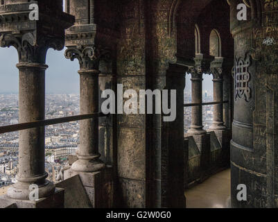 Der Gehweg um die Unterseite der Kuppel von Sacre Coeur in Montmartre, Paris Stockfoto