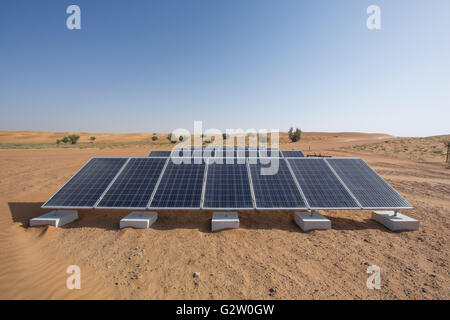 Solaranlagen in der Wüste Stockfoto