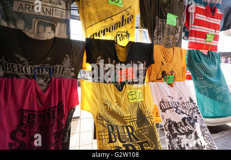 Kleidung in einen mexikanischen Markt, die gefälschte Marken verkauft. Acapulco, Mexiko Stockfoto