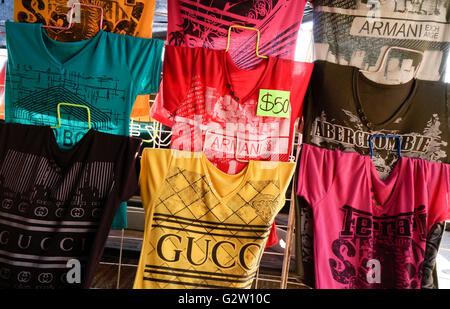 Kleidung in einen mexikanischen Markt, die gefälschte Marken verkauft. Acapulco, Mexiko Stockfoto