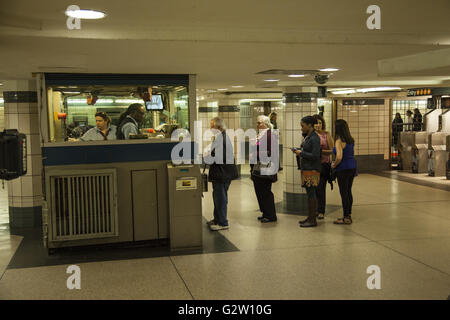 U-Bahn Ticketstand entlang der B & F-Linien in Midtown Manhattan. Stockfoto
