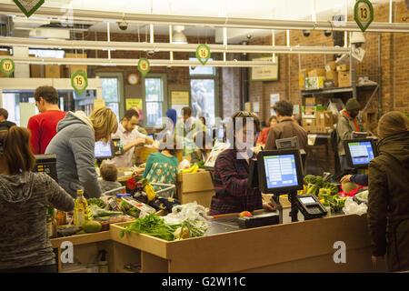 Kassen am Park Slope Food Coop Iis immer voll wegen seiner Frische Produkte, gute Preise und Philosophie der Zusammenarbeit und Unterstützung der lokalen Produzenten. Brooklyn, NY. Stockfoto