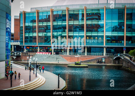 Barclaycard Arena, Birmingham neben das Kanalnetz in der Nähe von Gas street Basin und James Brindley Place Stockfoto