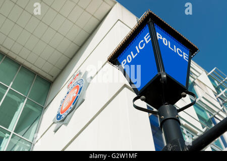 Eine Polizei-Lampe außerhalb der größeren Manchester Police Headquarters befindet sich im Central Park in Newton Heath-Viertel der Stadt Stockfoto