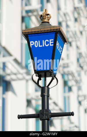 Eine Polizei-Lampe außerhalb der größeren Manchester Police Headquarters befindet sich im Central Park in Newton Heath-Viertel der Stadt Stockfoto