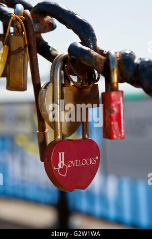 Liebesschlösser auf der Strandpromenade an der Pier Head, Liverpool, Merseyside, UK Stockfoto