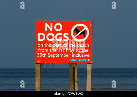 Saisonalen Einschränkungen für blaue Flagge Baden, auf diesem Teil des Strandes, in Southport, Meseyside, UK Stockfoto