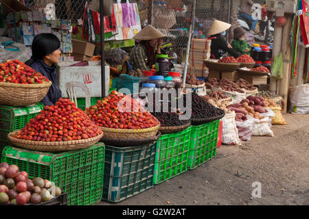 Dalat, street Fuß, heimisches Obst und Gemüsemarkt in vietnam Stockfoto