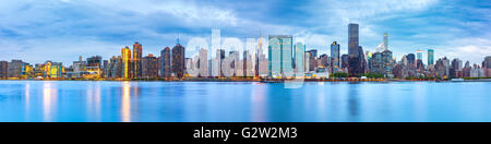 Midtown Manhattan Panorama vom Gantry Plaza State Park in East River aus gesehen Stockfoto