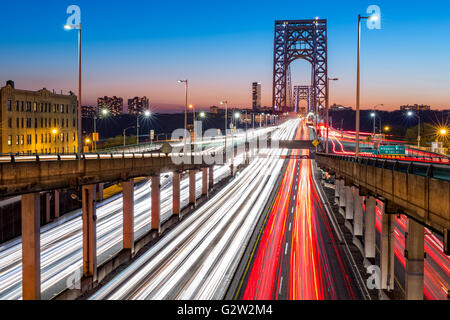 Rush Hour Traffic mit Lichtspuren auf George Washington Bridge in New York City Stockfoto