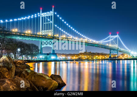 Robert F. Kennedy-Brücke (aka Triboro Bridge) bei Nacht gesehen aus Randalls Island, New York Stockfoto