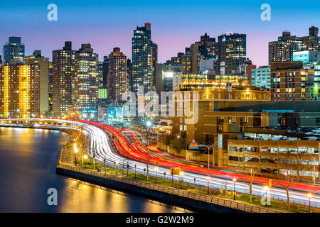 East Harlem Nachbarschaft Skyline mit Feierabendverkehr auf FDR Drive in der Dämmerung, in Manhattan, New York City Stockfoto