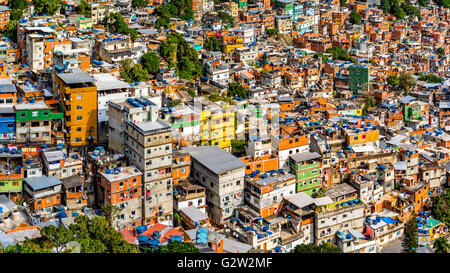 Luftaufnahme von Rios Rocinha Favela, an einem sonnigen Nachmittag. Stockfoto