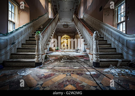 Haupteingang mit symmetrischen Treppen von einem verlassenen psychiatrischen Krankenhaus (abgerissen im Jahr 2015) Stockfoto