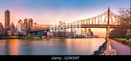 (Ed-Koch) Queensboro Bridge Panorama bei Sonnenuntergang, von Roosevelt Island aus gesehen Stockfoto