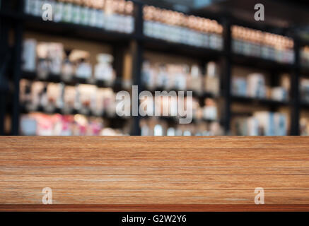 Top Holztisch im Café unscharf Hintergrund mit bokeh Stockfoto