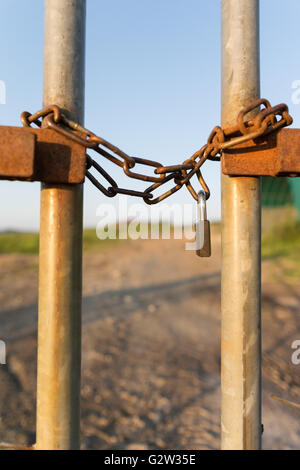 Zaun gesperrt vertikalen Kette Stockfoto