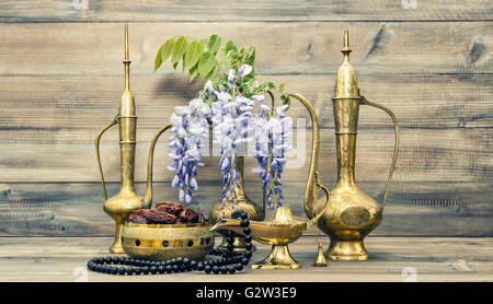 Vintage Arabisch Töpfe islamische Rosenkranz. Früchte und Blumen. Orientalischer Urlaub Dekoration. Ramadan Kareem Vintage Stil getönten p Stockfoto