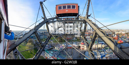 Riesenrad im Prater, schauen in Richtung DC Tower 1, Österreich, Wien, Wien Stockfoto