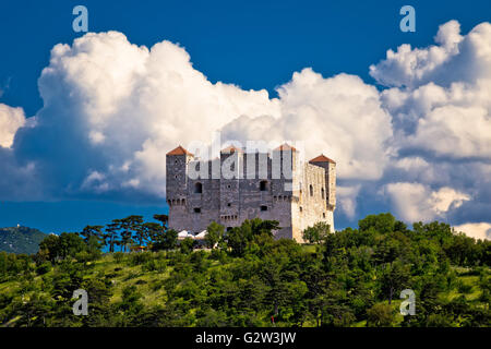 Festung Nehaj in Senj auf grünem Hügel, Region Primorje in Kroatien Stockfoto