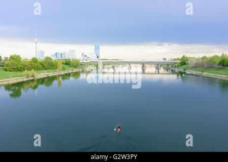 Neue Donau mit Paddler und Nordbahnbrücke und Donauturm, Donau-City, Vienna International Centre (UNO City), DC Tower 1, Stockfoto