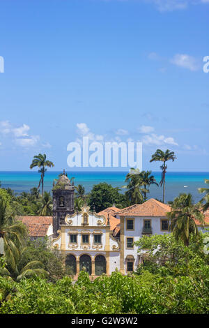 Landschaft von antiken Gebäuden in Olida, Recife Brasilien mit Meer im Hintergrund Stockfoto