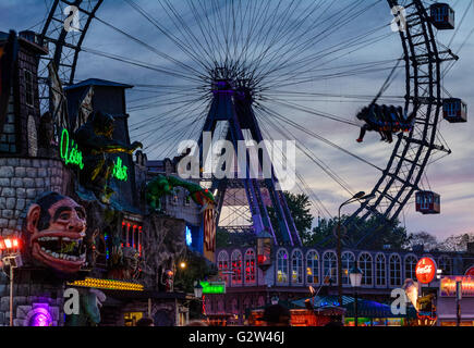 Prater mit Spukschloss, Riesenrad und Swing "Tornado", Österreich, Wien, Wien Stockfoto