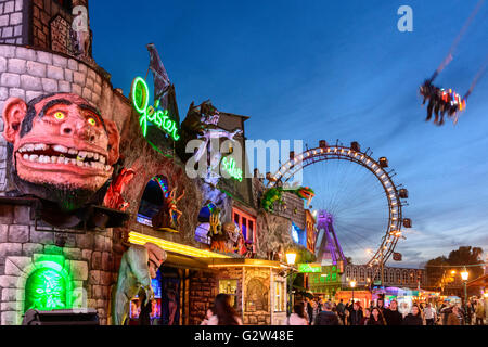 Prater mit Spukschloss, Riesenrad und Swing "Tornado", Österreich, Wien, Wien Stockfoto