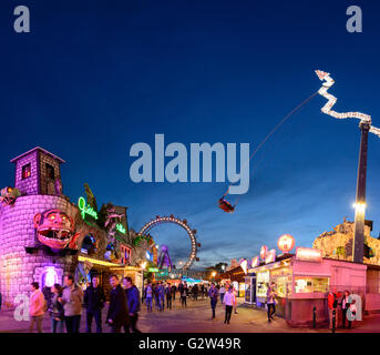 Prater mit Spukschloss, Riesenrad und Swing "Tornado", Österreich, Wien, Wien Stockfoto