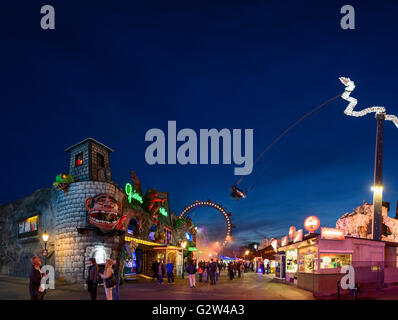 Prater mit Spukschloss, Riesenrad und Swing "Tornado", Österreich, Wien, Wien Stockfoto