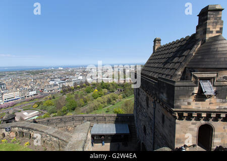 City of Edinburgh, Schottland. Edinburgh Castle Argyll Turm auf dem Dach mit Blick über das Stadtzentrum in Richtung Leith. Stockfoto