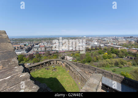 City of Edinburgh, Schottland. Erhöhten Blick auf Edinburgh Stadtzentrum mit Leith und den Firth of Forth in der weit entfernten Hintergrund. Stockfoto