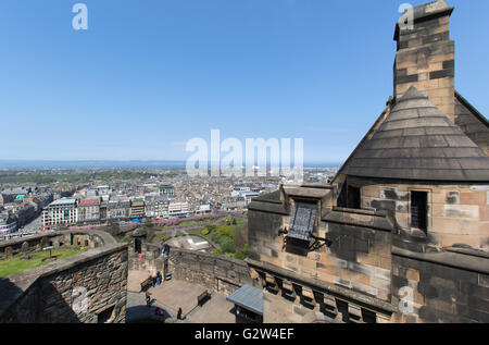 City of Edinburgh, Schottland. Edinburgh Castle Argyll Turm auf dem Dach mit Blick über das Stadtzentrum in Richtung Leith. Stockfoto