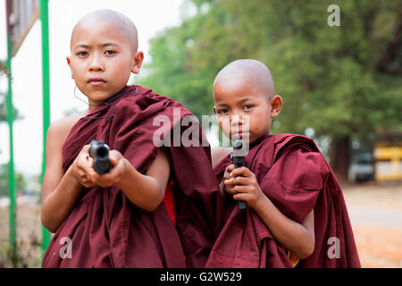 Zwei junge Novizen mit Spielzeug Waffen, Kakku, Shan State in Myanmar Stockfoto