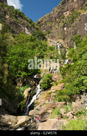 Sri Lanka, Hochland, Rawana Ella, Bambaragama Falls, Touristen Wasserfall klettern Stockfoto