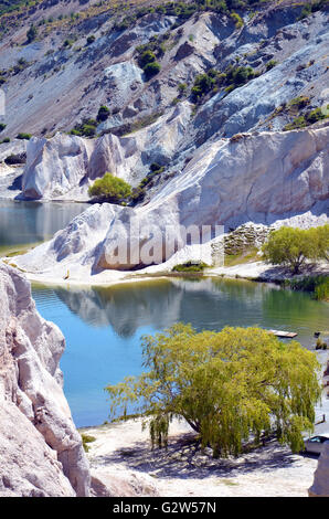 Blue Lake unter weißen Quarz Klippen im 19. Jahrhundert bei St. Bathans, auf der Otago Rail Trail, New Zealand für Gold abgebaut. Stockfoto