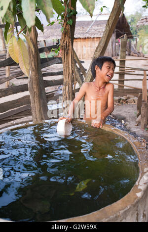 Lishaw (Lisu) junge spielen mit Wasser, Kayan State in Myanmar Stockfoto