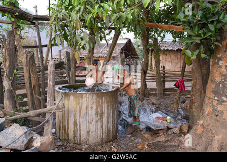 Zwei Lishaw (Lisu) jungen spielen mit Wasser, Kayan State in Myanmar Stockfoto