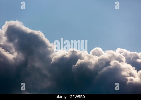 Große flauschige Wolken am Himmel, mit einem Teleobjektiv aufgenommen Stockfoto