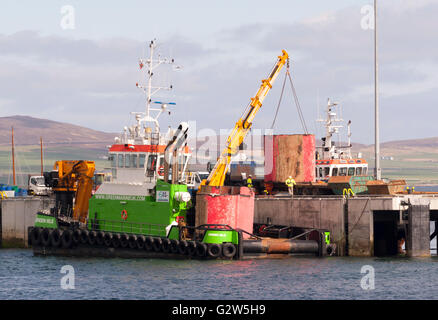 Abschnitte des stillgelegten Pelamis P2 Welle Energie Gerät angehoben auf Pier für Entsorgung, Stromness, Orkney, Schottland Stockfoto