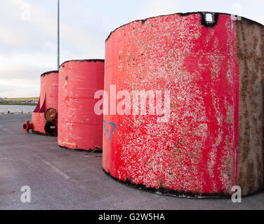 Abschnitte eines stillgelegten Pelamis P2 Welle Energie Geräts auf Pier für die Entsorgung, Stromness, Orkney, Schottland Stockfoto