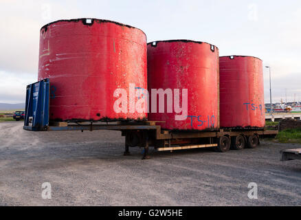 Abschnitte der stillgelegten Pelamis P2 Welle Energievorrichtung am Ufer für Entsorgung, Stromness, Orkney, Schottland Stockfoto