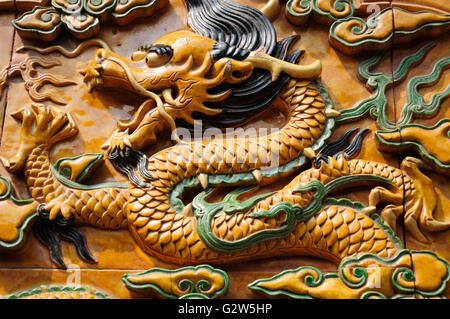 Einen keramischen glasierten Drachen an einer Wand innerhalb der verbotenen Stadt Peking China. Stockfoto