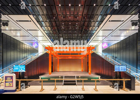 Tokio - 1. September 2015: Die traditionelle Bühne in Flughafen Tokio-Haneda. Die Bühne ist Teil des Edo-Marktes im Terminal. Stockfoto